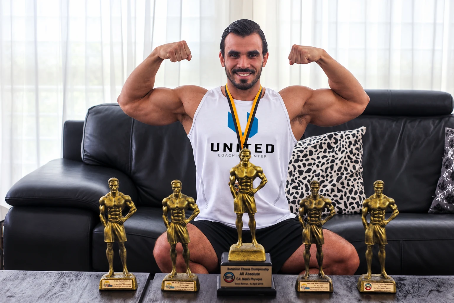 Ariel Villalona con sus trofeos